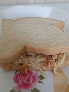 A picture of Sallie's Noodle sandwich.