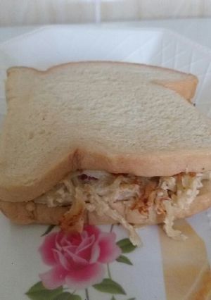 A picture of Sallie's Noodle sandwich.