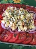 Salade de tomates aux pommes anciennes, oignon rouge et roquefort