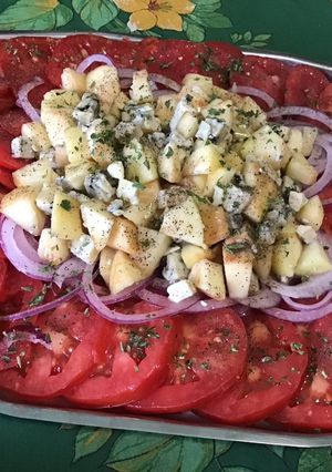 Une photo de Salade de tomates aux pommes anciennes, oignon rouge et roquefort