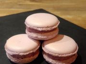 Une photo de macaron fruit rouge