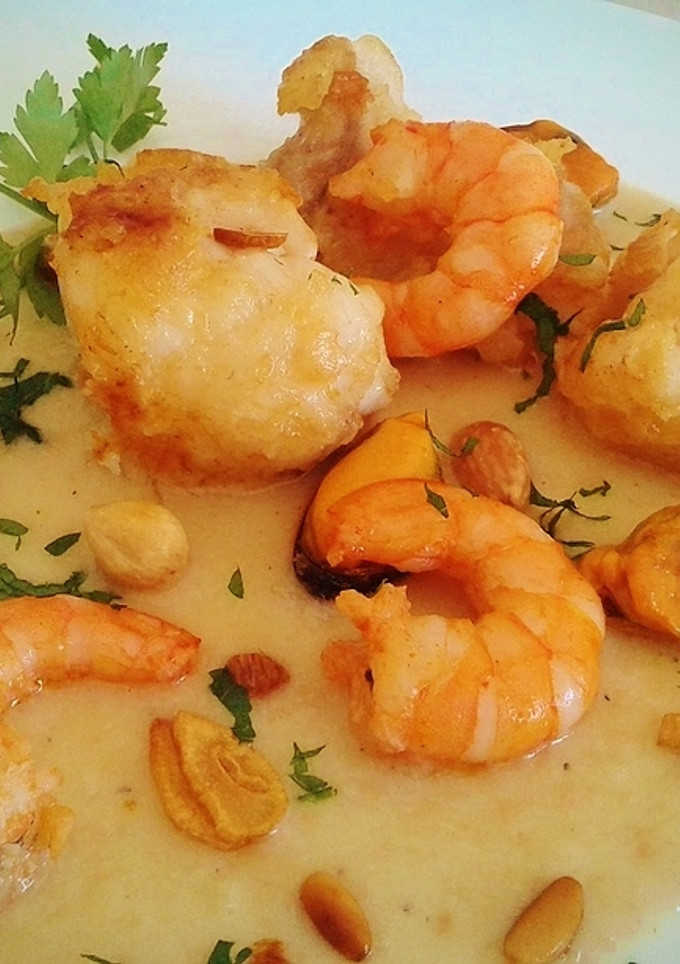 Una foto de Rape en salsa de frutos secos
