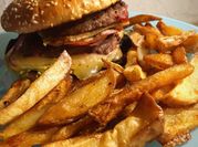 Une photo de burger raclette