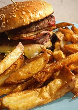 Une photo de Double burger raclette bacon et tomate séchée