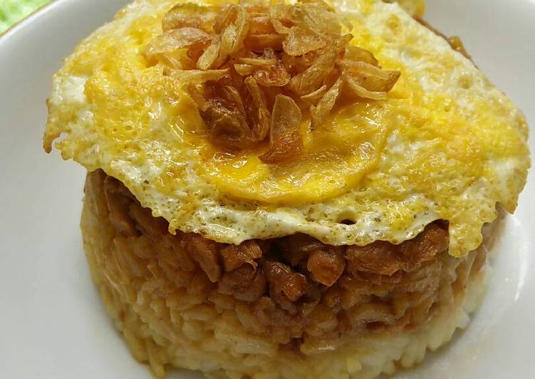 Bagaimana Membuat Nasi tim ayam toping telur ceplok yang Bisa Manjain Lidah