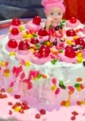 સ્ટ્રોબેરી કેક(strawberry cake recipe in Gujarati) રેસીપી મુખ્ય ફોટો