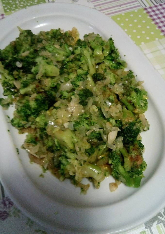 Una foto de Brócoli con cebolla y ajo