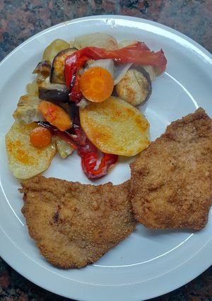 Una foto de Golazo al Horno: Milanesas de Peceto con Verduras Mundialistas 💙🩵🤍