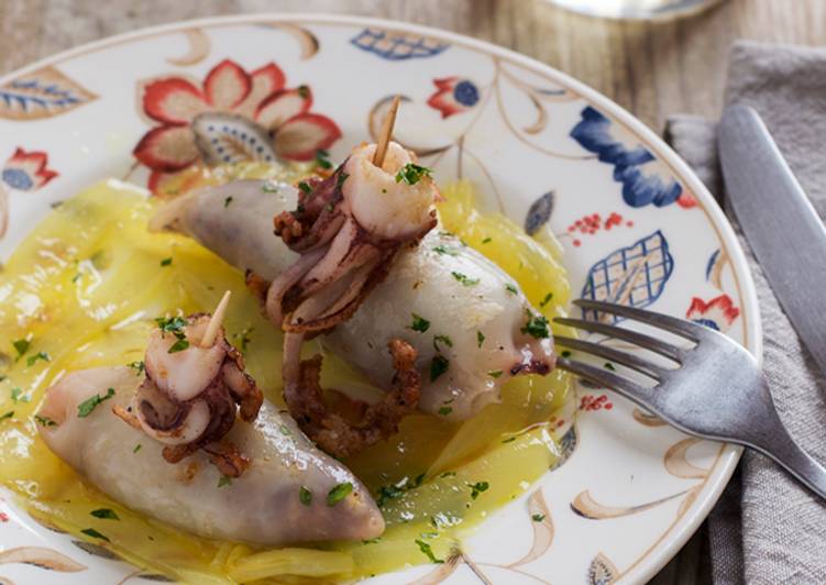 Calamares rellenos de butifarra con cebolla al vermut blanco