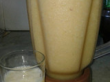 Licuado de manzana, banana y naranja