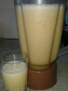 Una foto de Licuado de manzana, banana y naranja