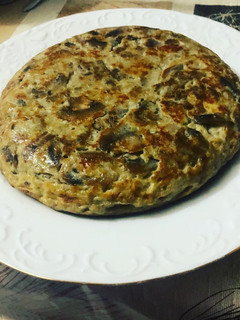 Una foto de Tortilla de berenjena y champiñones