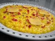 Una foto di riso pollo zafferano