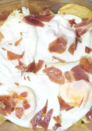 Una foto de Huevos Rotos con Jamón Braseado y Patatas Fritas a lo Pobre