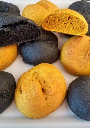 Une photo de Petits pain au charbon végétal actif et au curcuma