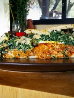 Una foto de Empanada de espinacas, bechamel y calabaza