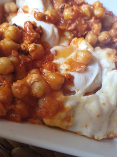 Una foto de Garbanzos con tomate y huevo