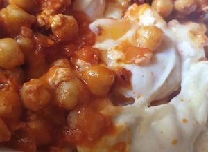 Foto principal de Garbanzos con tomate y huevo