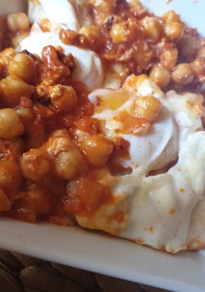 Una foto de Garbanzos con tomate y huevo