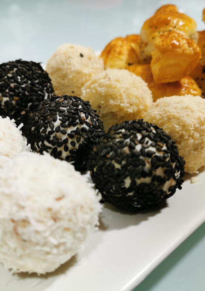 Una foto de Aperitivos bolitas de Navidad con queso de cabra