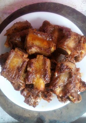 Hình của món Sườn rang cay.