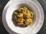 Una foto de langostinos al limón
