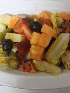 Una foto de Ensalada de tomate negro, melón y papaya