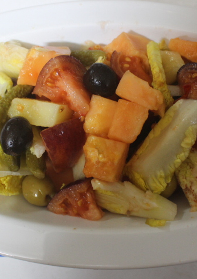 Una foto de Ensalada de tomate negro, melón y papaya
