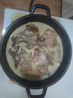 Una foto de Chuletas de cerdo en salsa de cebolla