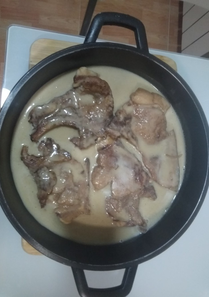 Una foto de Chuletas de cerdo en salsa de cebolla