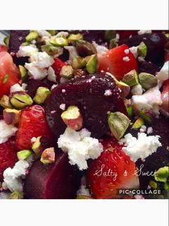 Una foto de Ensalada de remolacha, queso de cabra y pistachos