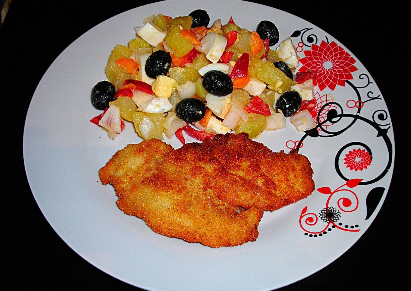 Filetes de pollo empanados con ensalada oriental templada