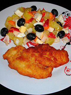 Una foto de Filetes de pollo empanados con ensalada oriental templada
