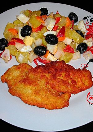 Una foto de Filetes de pollo empanados con ensalada oriental templada