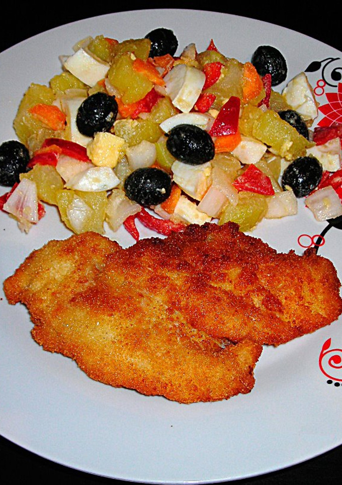 Una foto de Filetes de pollo empanados con ensalada oriental templada