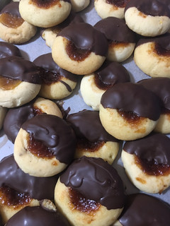 Una foto de Pepas sabor naranja con dulce de batata/ membrillo bañadas