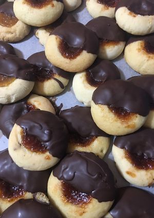 Una foto de Pepas sabor naranja con dulce de batata/ membrillo bañadas