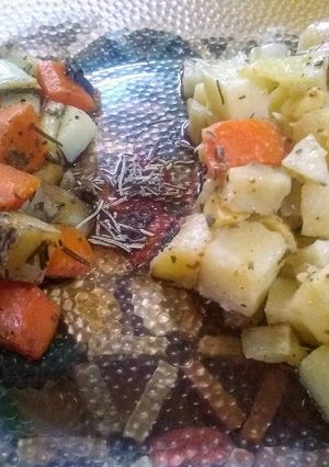 Una foto de Papas cebolla y zanahoria al horno #vegetal