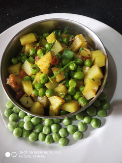 आलू मटर की सूखी सब्जी (Aloo matar ki sukhi sabzi recipe in hindi) रेसिपी मुख्य फोटो