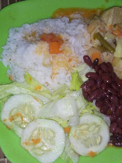 Una foto de Pollo guisado 🍗🍚