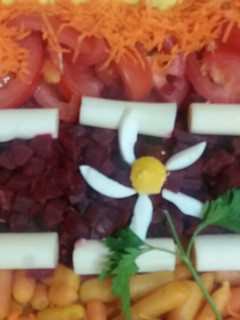 Una foto de Ensalada, torta zapallito y milanesas de carne picada