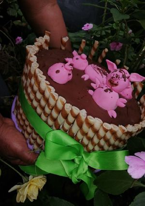 Una foto de Pastel mármol con temática de cerditos 🐷🍰🎂