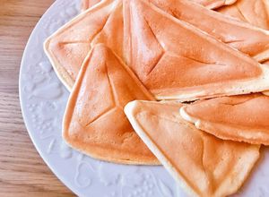 Hình của món 💚 Bánh Hotdog Tam Giác Nhân Phô Mai Bò Cười.