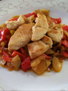 Una foto de Pavo con verduras pochadas