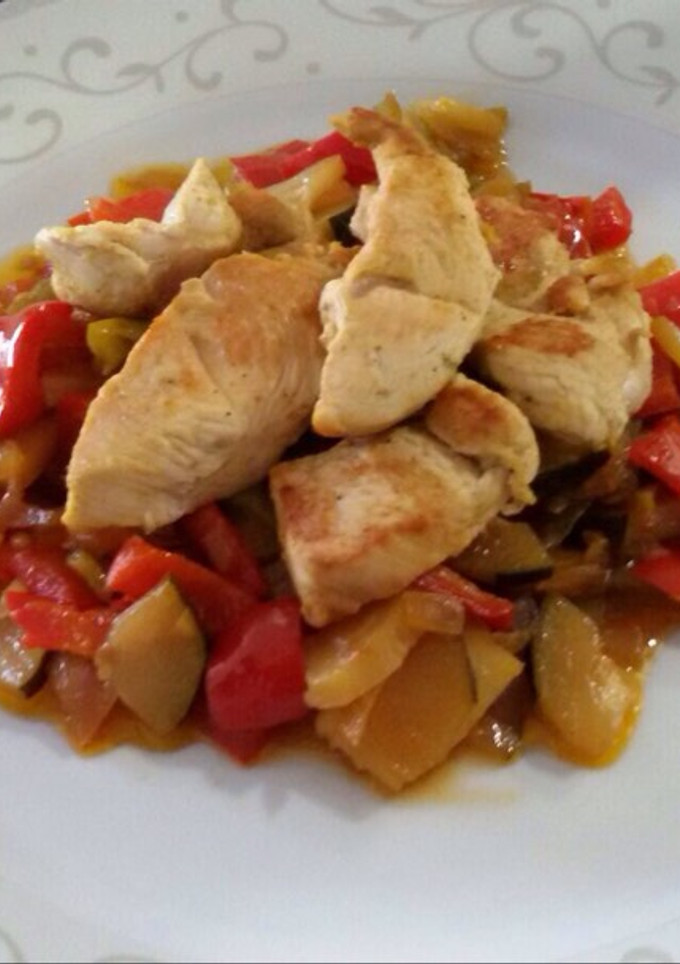 Una foto de Pavo con verduras pochadas