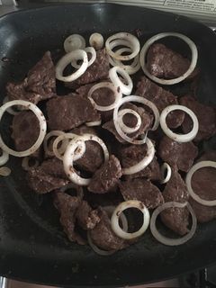 Una foto de Filete de res encebollado