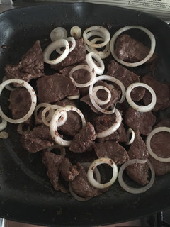 Una foto de Filete de res encebollado