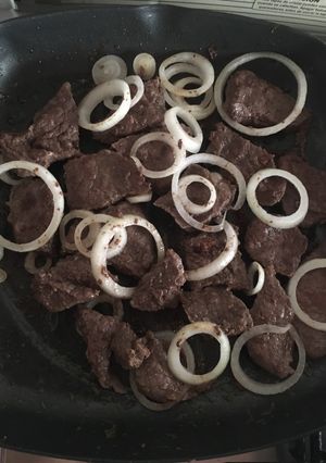 Una foto de Filete de res encebollado