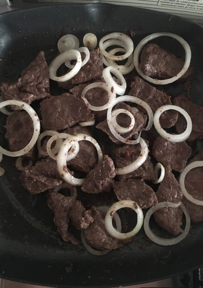Una foto de Filete de res encebollado