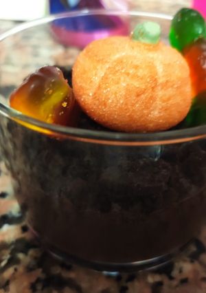 Una foto de Natillas de oreo con chucherías (Halloween)